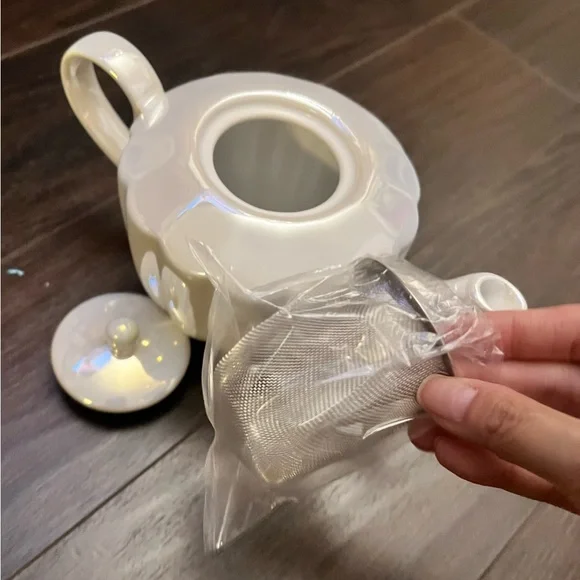 Shell Opal Cream Teapot - Picture 5 of 10